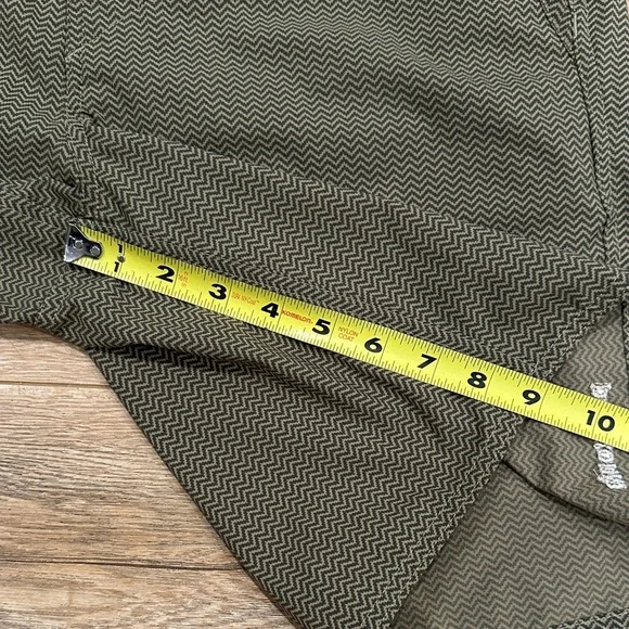 Patagonia Men's Olive Green and Beige Flat Front Shorts - Picture 6 of 9